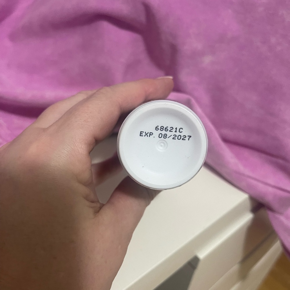 Universal Tinted Moisturizer SPF46 - - Picture 4 of 4